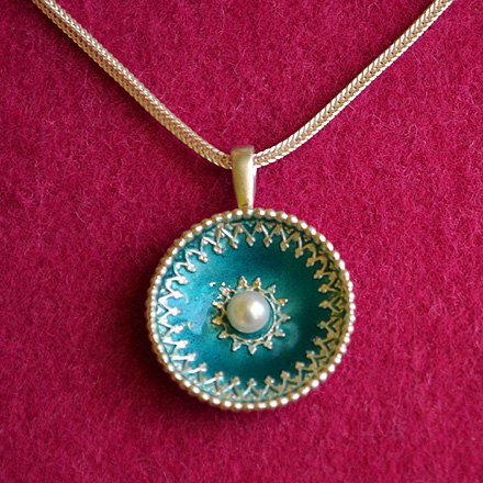 Anhänger Bordüre Silber 925, Emaille Blautürkis, Süßwasserperle, Robert Lucha, Ihr Goldschmied in Nürnberg